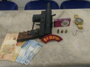 Condutor é preso após polícia encontrar arma dentro de veículo