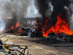 [Vídeo] Ônibus pega fogo e destrói pátio de garagem da Veleiro, em Maceió