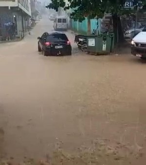 [Vídeo] Chuvas causam alagamentos em ruas de Maragogi