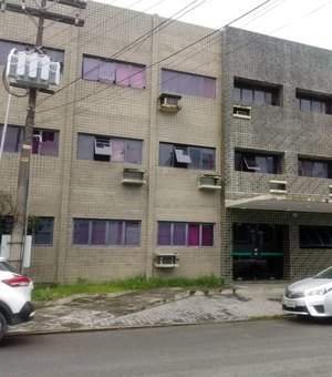 Funcionários de hospital em Maceió compram fios para manter eletricidade