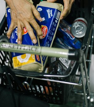 Operadora de caixa e cliente são presas por desvio de itens em supermercado de Maceió