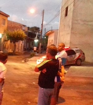 Homem é morto a facadas na porta de casa, em bairro periférico de Maceió