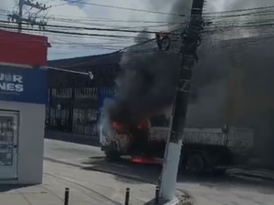 Caçamba é destruída por incêndio no bairro Tabuleiro do Martins, em Maceió