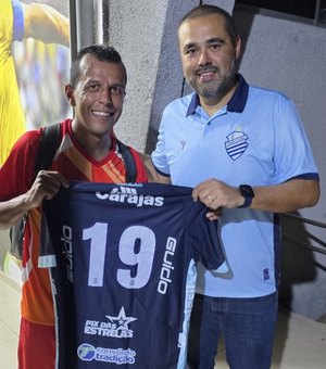 CSA homenageia Didira com camisa histórica após jogo no Rei Pelé