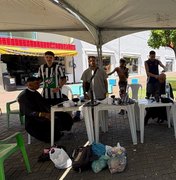 Barbeiros cortam cabelo de graça para pessoas em situação de rua em Maragogi