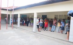 Eleitores fazem filas para votar nas seções de Maragogi