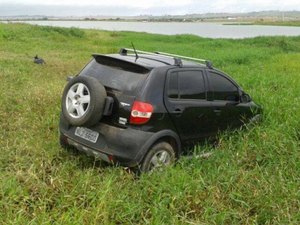 Carro é abandonado em lama na Perucaba