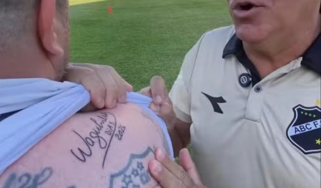 Torcedor do ABC tatua autógrafo do técnico Waguinho Dias após acesso
