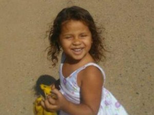 Menina de 3 anos morre eletrocutada ao colocar cabo de celular na boca