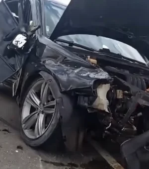 Motorista perde controle e bate carro em mureta na AL-220, em Jacaré dos Homens