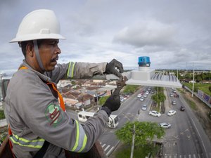 Ilumina muda paisagem urbana no acesso a Maceió com instalação de LED's