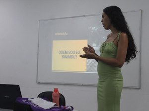 Ufal forma a primeira mulher travesti no curso de Jornalismo