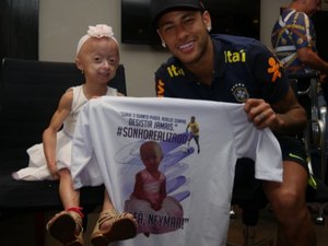 Neymar recebe visita de menina com doença rara e realiza o sonho da fã