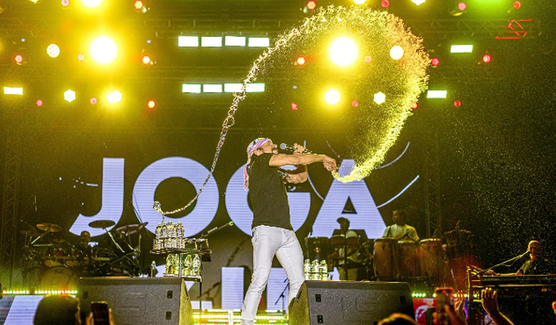 Bell Marques interrompe show em Palmeira dos Índios para comprar produtos de ambulante idosa