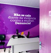 Sala Lilás da Arsal realiza panfletagem na orla em ação de combate à violência contra mulher