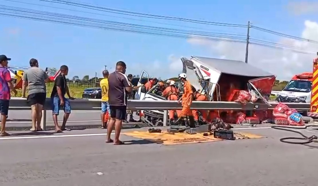 Caminhão tomba e deixa homem preso às ferragens na Barra de São Miguel