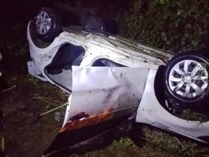Mulher morre e outras quatro pessoas ficam feridas após carro capotar na BR-423, em Delmiro Gouveia