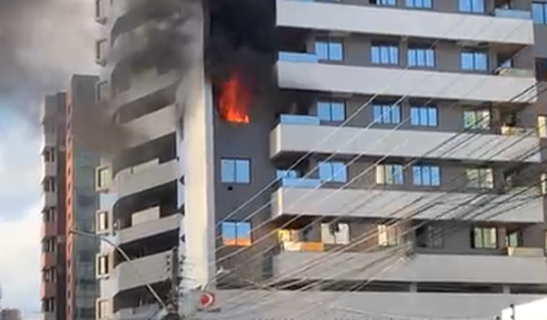 Apartamento pega fogo em edifício na Ponta Verde, em Maceió