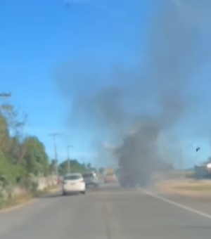 Caminhonete pega fogo e fica completamente destruída em São Sebastião