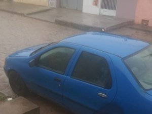 Mecânico tem carro furtado em frente à residência, em Arapiraca