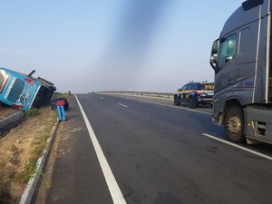 Ônibus que fazia rota Recife-Aracaju tomba em trecho da BR-101, em Teotônio Vilela