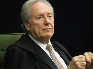 Lula assina decreto da aposentadoria de Ricardo Lewandowski