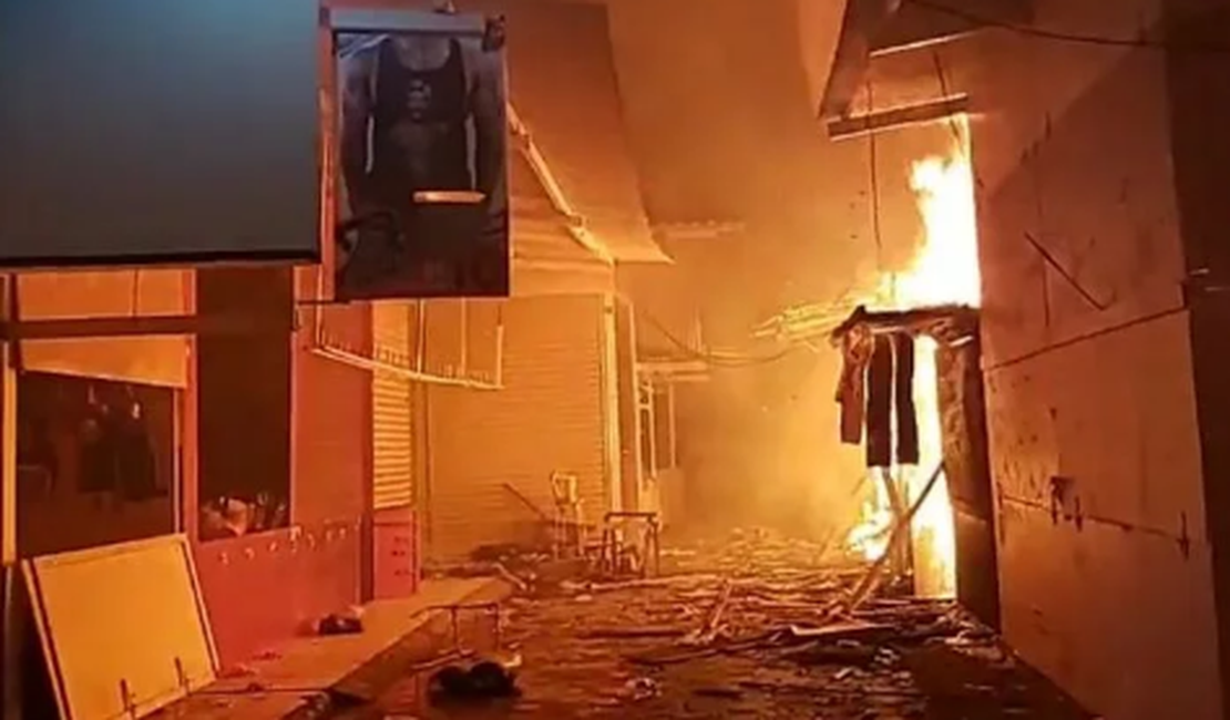 Incêndio destrói barracas na Feira da Sulanca, em Caruaru