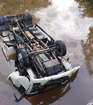 Colisão frontal entre dois caminhões provoca queda de um deles em rio, em Murici