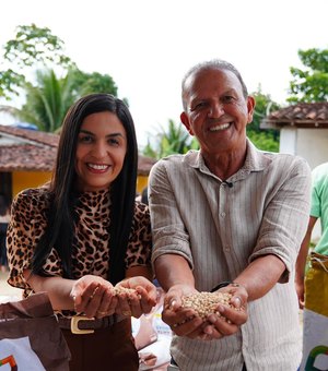 Márcia Cavalcante e Cícero Cavalcante valorizam a agricultura rural com entrega de sementes e maquinários