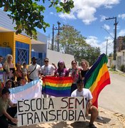 Estudantes vítimas de transfobia protestam em frente a escola no Benedito Bentes