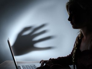 Estupro de adolescente expõe vulnerabilidade de jovens conectados e o erro de culpabilizar as mães