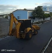 Imagens mostram momento em que retroescavadeira atinge motociclista em Arapiraca