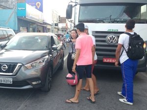 Mulher dirige carro de Test Drive da Nissan e bate veículo no Centro de Arapiraca