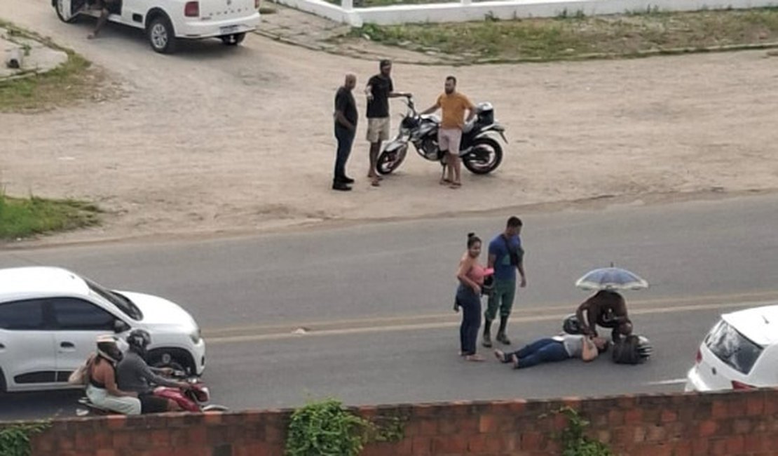 Mulher fica ferida após colisão entre carro e motocicleta no Santa Amélia