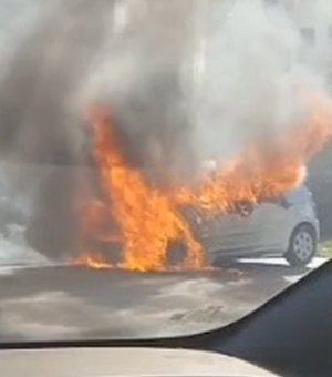 Carro é destruído por incêndio e mobiliza bombeiros em Maceió