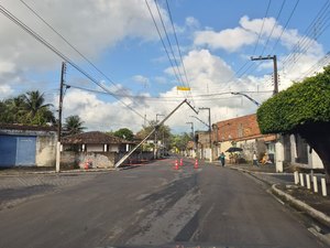 Após acidente, poste fica 'pendurado' e provoca risco ﻿em Passo de Camaragibe