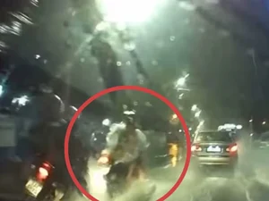 Motociclista causa acidente após ultrapassagem arriscada na Av Gustavo Paiva, em Maceió