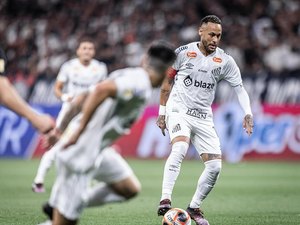 Após derrota, Neymar rasga elogios para a torcida do Corinthians e critica bola do Paulistão