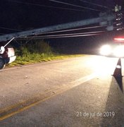 Carro bate em poste e é eletrocutado em Porto de Pedras, litoral norte de Alagoas