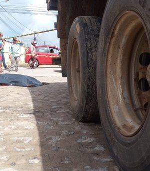 Mulher morre atropelada após tentar ultrapassar caminhão em Arapiraca