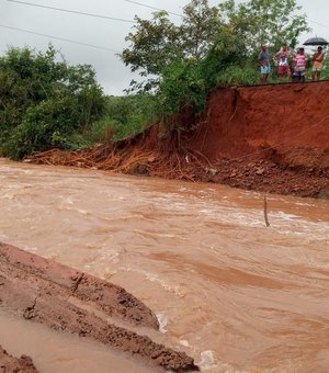 [Vídeos] Correnteza em riacho que derrubou ponte em Feira Grande arrasta mais um pedaço da pista
