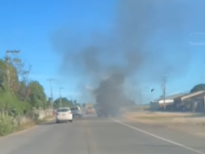 Caminhonete pega fogo e fica completamente destruída em São Sebastião
