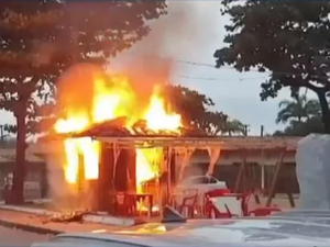 Incêndio atinge barraca de lanches na Pitanguinha