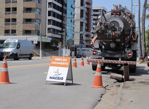 Prefeitura realiza limpeza e desobstrução de galeria pluvial na Pajuçara