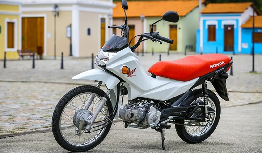 Adolescente é flagrado pilotando moto com criança de quatro anos na garupa