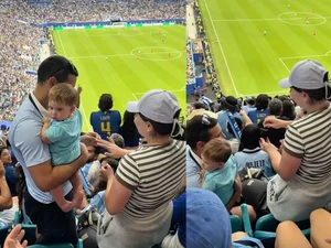 Torcedor pede namorada em casamento no momento do gol de Cabo Verde