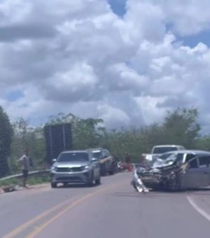 Colisão entre caminhão caçamba e carro deixa uma pessoa ferida em Atalaia