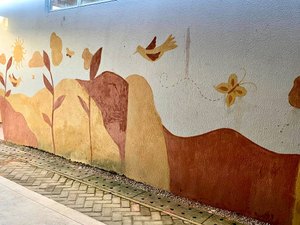 Planeta Arte leva alunos de Marechal Deodoro a produzir tintas com terra para pintar mural em escola
