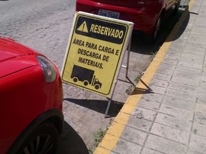 Abuso: Comerciantes restringem áreas púbicas com sinalização irregular