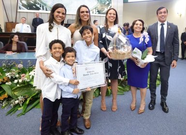 Sessão solene homenageia legado do juiz John Silas com entrega de comenda à família